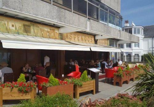 outsideofrestaurantinsummer